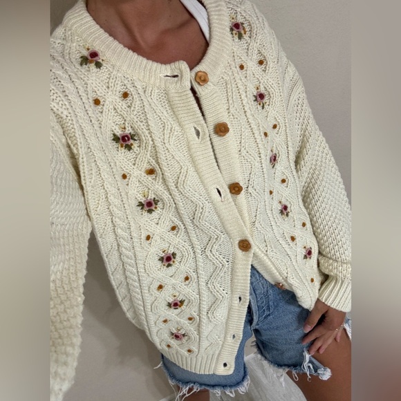 Woodward’s Vintage Oversized Wooden Button Cardigan - Picture 9 of 11